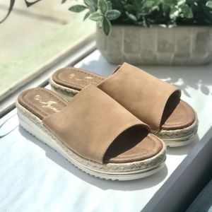 Flat sandals